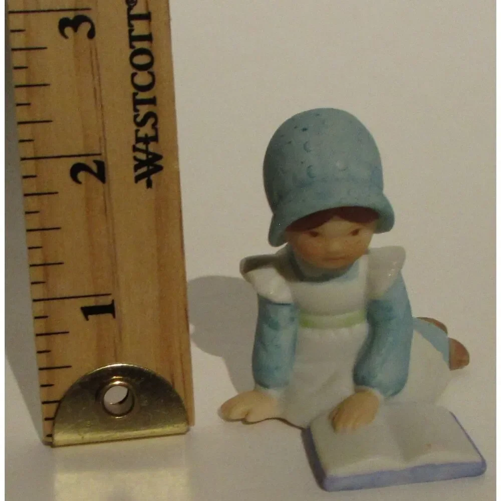 Holly Hobbie Summit collection porcelain figurine reading a book, book lovers